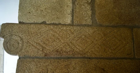 Sculptures wisigothiques dans la chapelle de São Pedro de Balsemão, Sé, Lamego, Portugal c.599